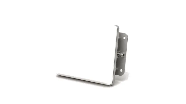Low-profile panel antenna for directional RF coverage