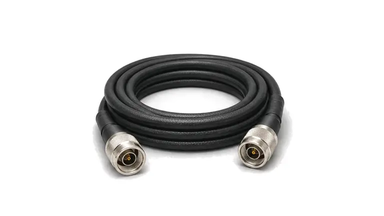 Low-loss RF cable assembly for microwave signal transmission